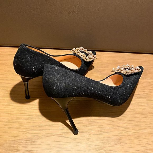 The new fashion and sexy pumps with pointed toes